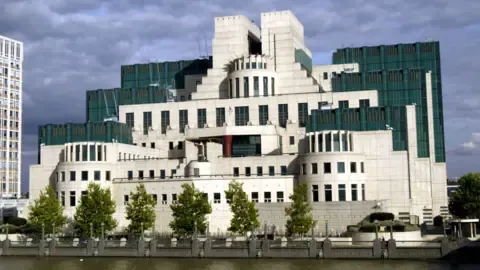 MI6 Rolls Out Dark Web Gateway to Attract Spies in the Russian Federation